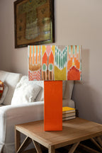 Lámpara de cerámica de alta decoración modelo Cóctel color naranja, ideal para un aparador de salón sofisticado.