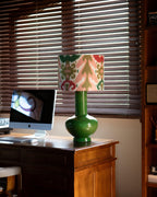 Lámpara de mesa artesanal de cerámica verde modelo Verde Brinda con pantalla de tela de alta decoración.