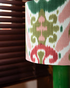 Lámpara de diseño de cerámica modelo Verde Brinda aportando frescura y elegancia en un salón o rincón de lectura premium.