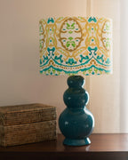 Lámpara de cerámica de alta decoración modelo Delphina color azul y pantalla artesanal.