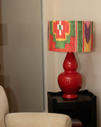 Lámpara artesanal de cerámica roja modelo Tomate hecha a mano en España con pantalla de diseño.