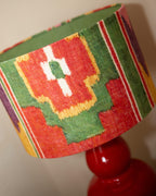 Primer plano de la pantalla estampada con tela exclusiva, verde, amarillo y rojo.