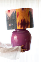 Lámpara de mesa artesanal de cerámica color morado modelo Arándano con pantalla de tela estampada.