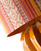 Detalle de la textura de tela de lujo. Colores rosas y naranjas.